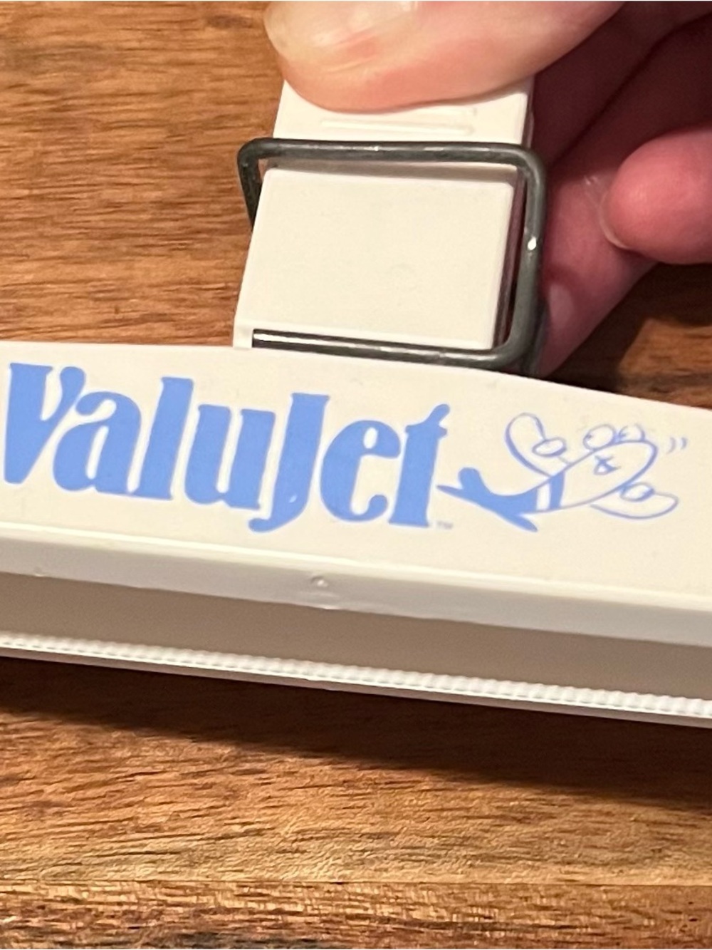 Vintage ValuJet Airline White Clip Clip with Blue Logo - Picture 2 of 3